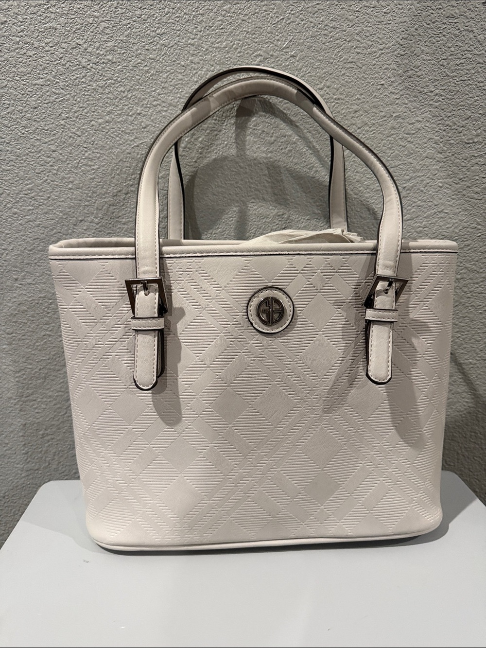 Giani Bernini New Elegant Off White Tote Handbag with Patterned Texture